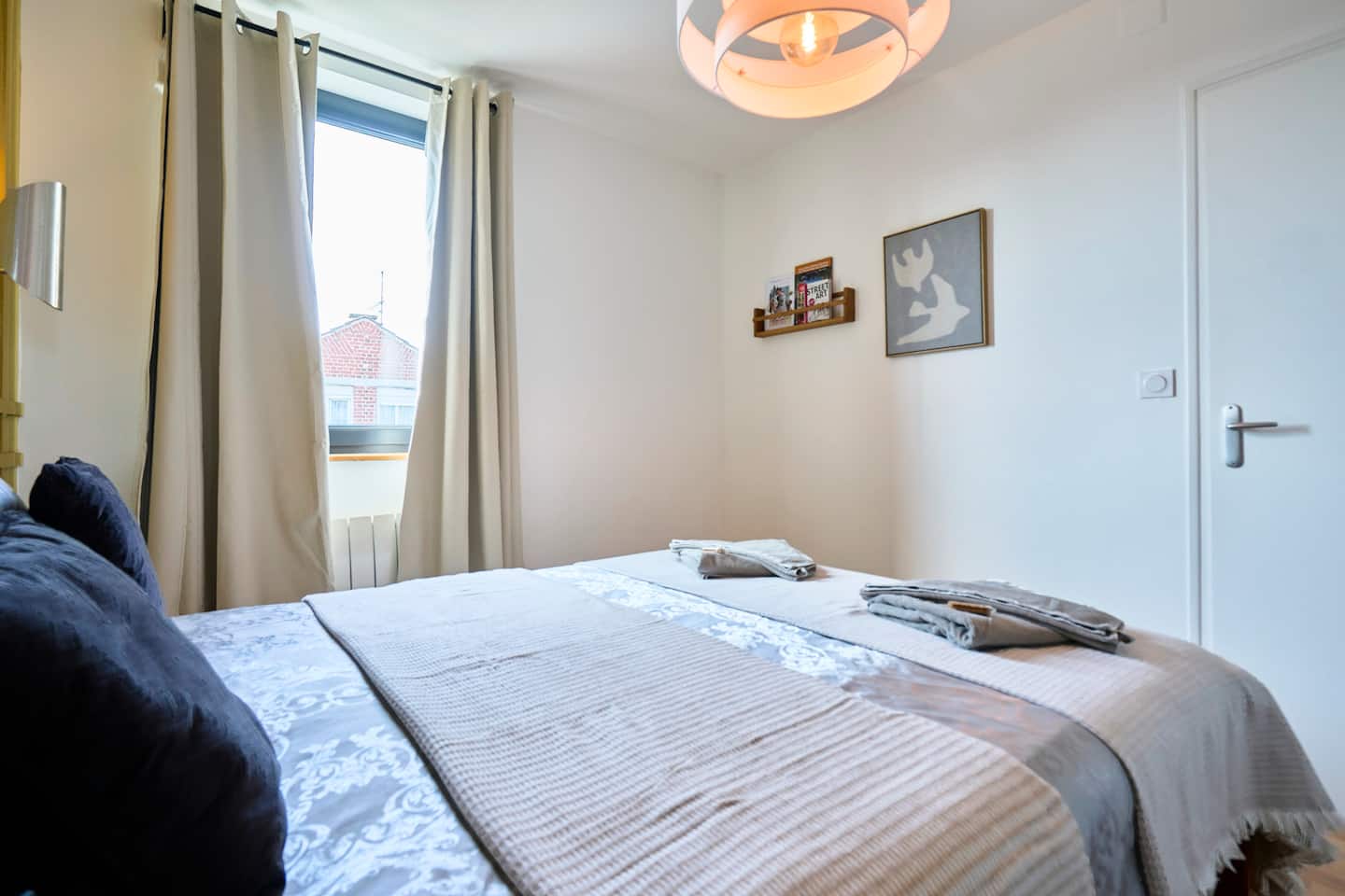 Chambre aux tons doux avec lit 160 en literie hôtelière, appartement Le 99B près de Lille