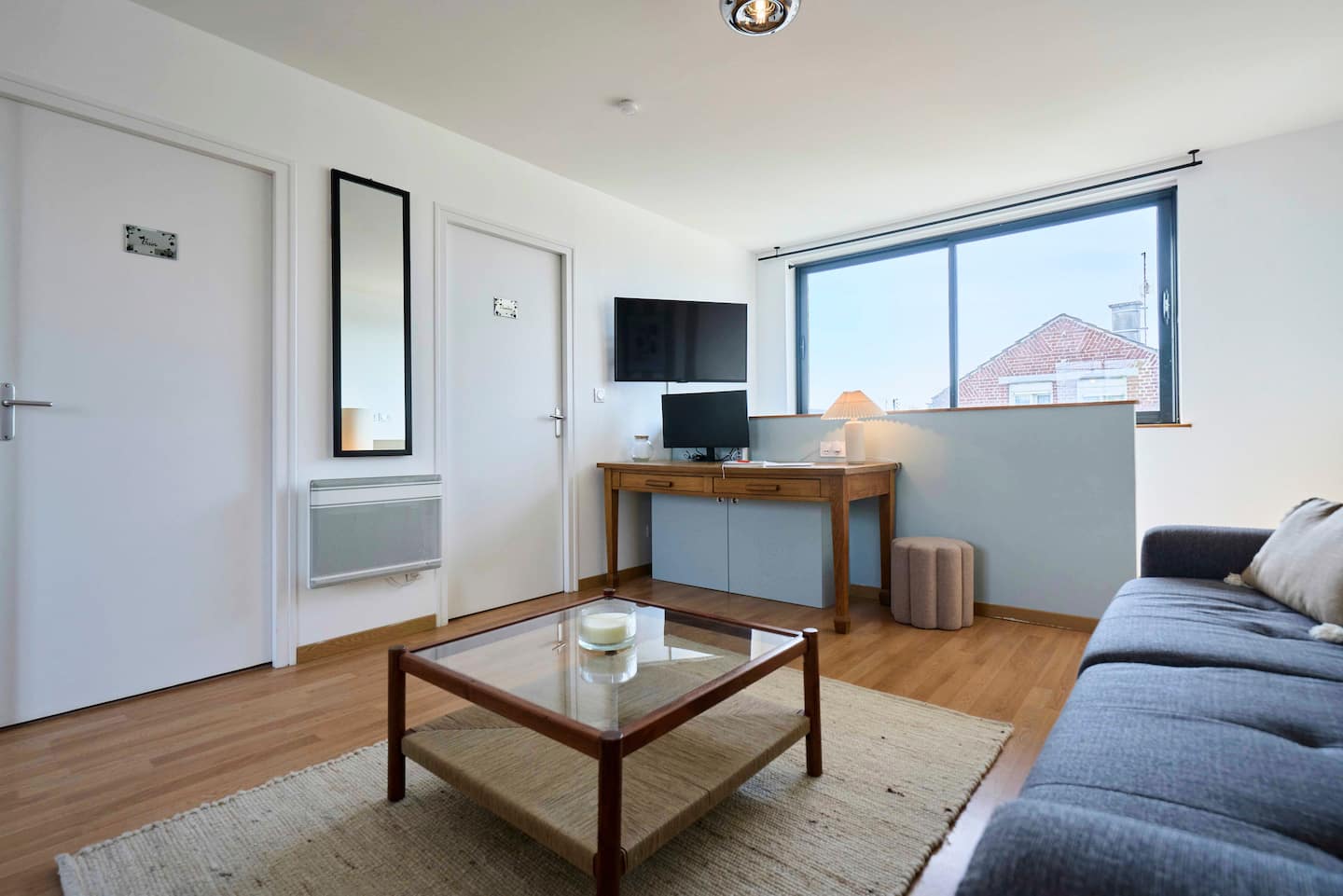Espace de travail avec bureau dédié et écran externe, appartement Le 99B près de Lille
