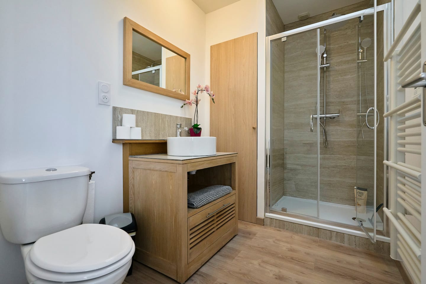 Salle de bain avec douche, appartement Le 99B près de Lille