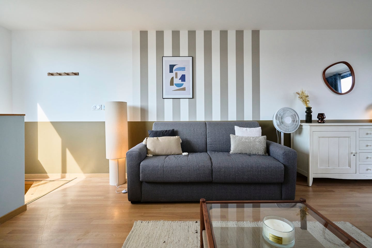 Salon chaleureux avec fauteuil rayé, appartement Le 99B près de Lille
