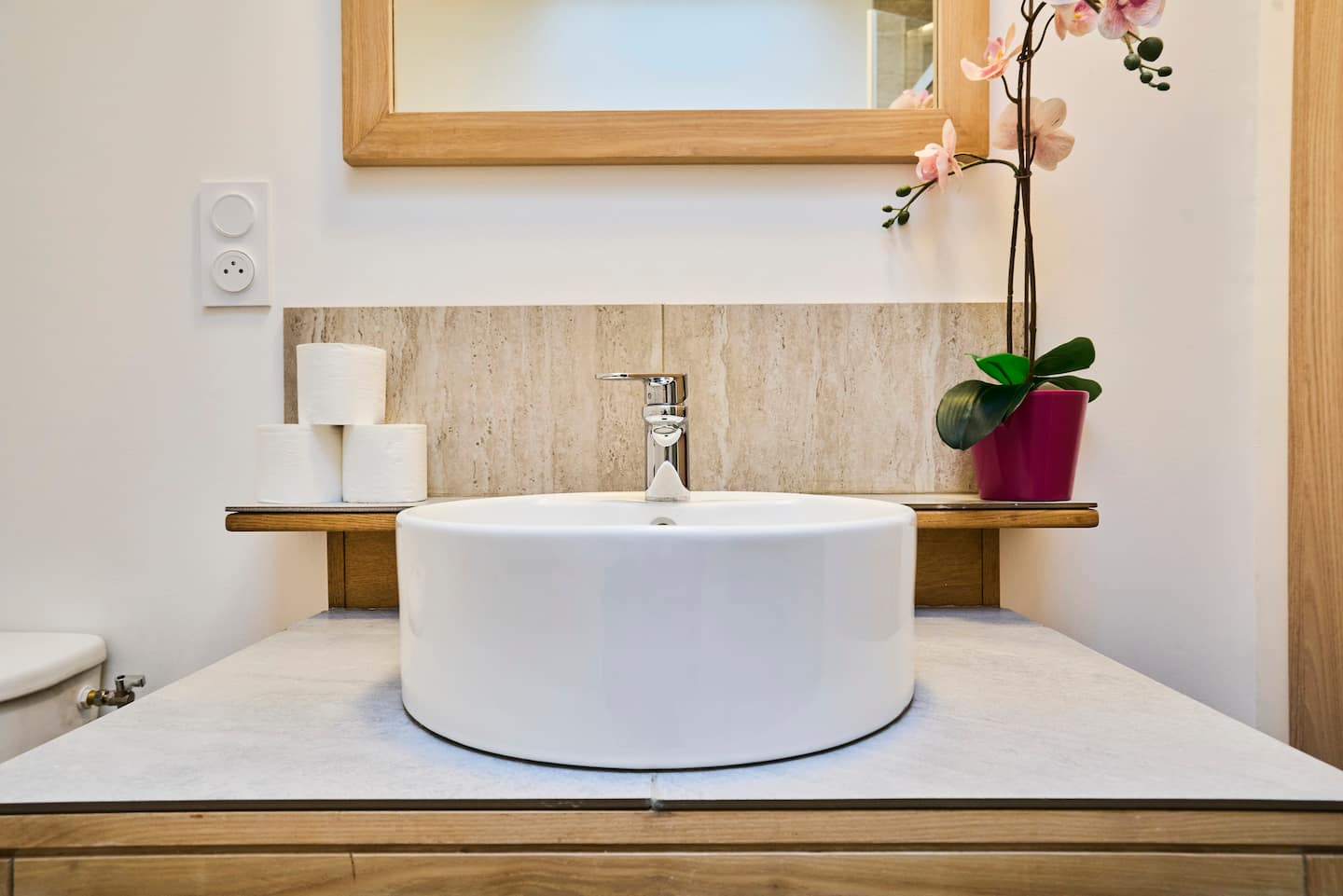 Vasque et miroir de la salle de bain, appartement Le 99B à Hallennes-lez-Haubourdin