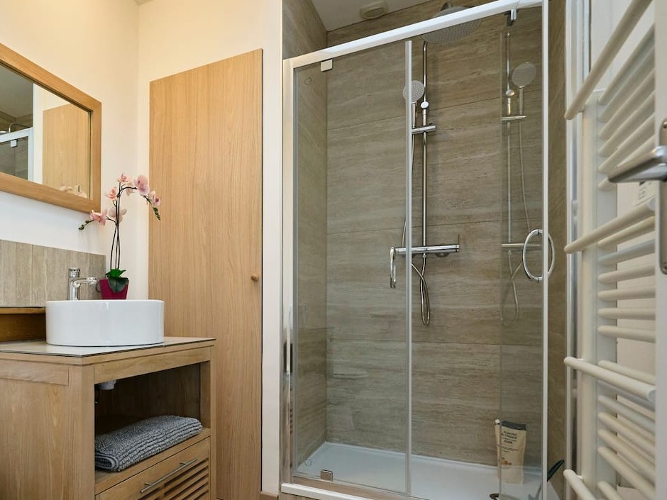 Salle de bain avec douche et meuble vasque, appartement Le 99B près de Lille