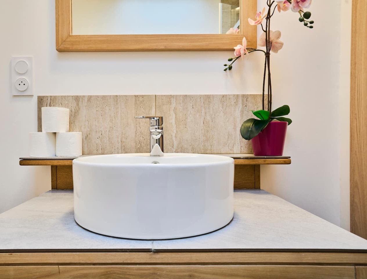 Vasque et miroir de la salle de bain, appartement Le 99B à Hallennes-lez-Haubourdin